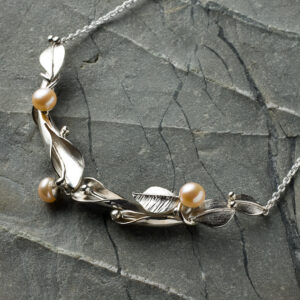 Silver lily necklace set with pearls