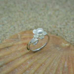Silver flower ring with leaf detail and freshwater pearl