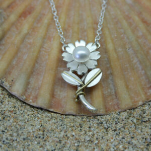 Silver daisy necklace set with freshwater pearl