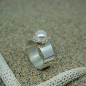 Silver flower ring set with freshwater pearl